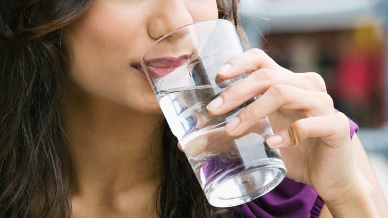 yemek arası su içmek zararlı mı?